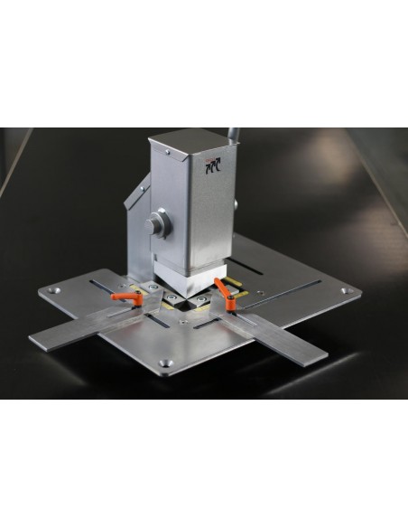 Notching shears  for precise notching