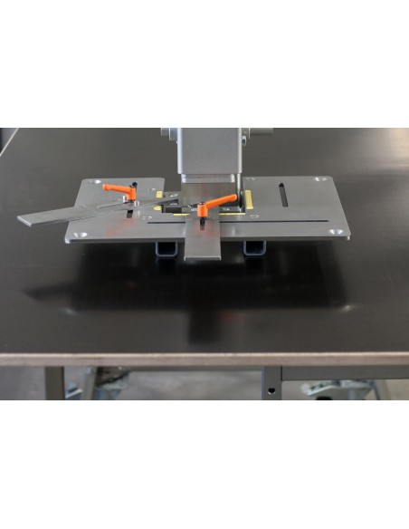 Notching shears  for precise notching
