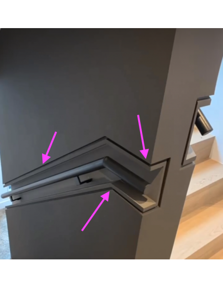 Zapustené madlo v zrkadle schodiska