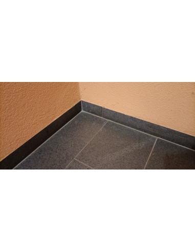 Zapuštěný sokel vo vápennocementové omítce | 4009230083957